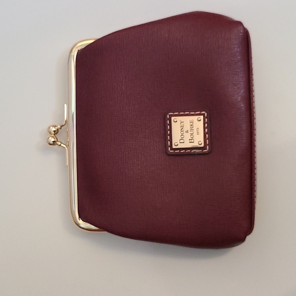 Dooney & Bourke Handbags - Dooney & Bourke saffiano large framed purse